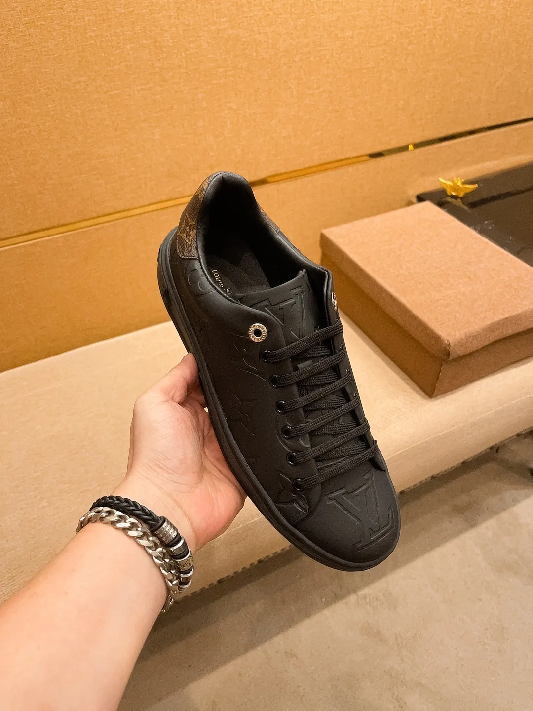 🚘🚘Factory batch 380💰[LV]🔥 Louis Vuitton high-end men's shoes brand official website 1:1 latest masterpiece: the upper is made of first-layer cowhide imported from Italy with a comfortable and breathable lining➕original non-slip and wear-resistant outsole🔥, making walking more convenient and comfortable! An exclusive new model, a stunning work, a beautiful 1:1 replica [color] compared to the official quality! Create a fashionable personality to set off your uniqueness! A must-have for trendy men! Classic 🔥Size: 38-44 Color: 🔥 2⃣️colors available🔥.